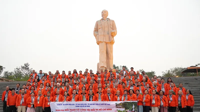 Đoàn đại biểu người có công tiêu biểu TPHCM với hành trình “Về thăm quê Bác”