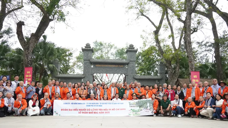 Hành trình về nguồn lắng đọng nghĩa tình quê Bác