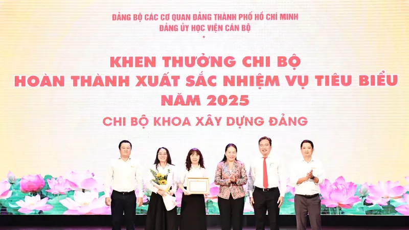 Học viện Cán bộ TPHCM chú trọng kết nạp đảng viên mới là sinh viên