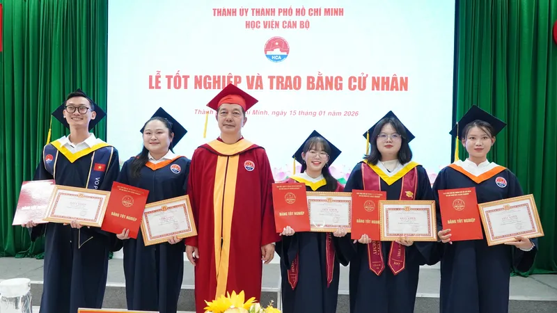 Học viện Cán bộ TPHCM trao bằng tốt nghiệp đợt 2 năm 2025 