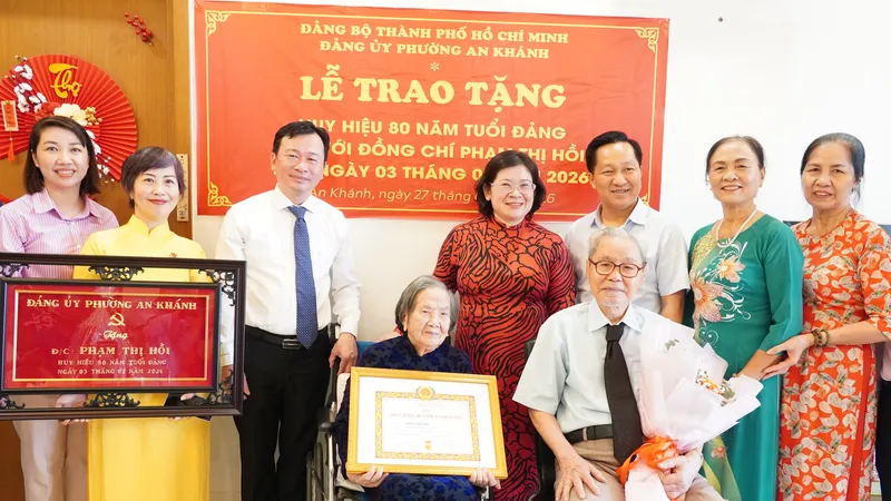 Trao Huy hiệu 80 năm tuổi Đảng đến đảng viên Phạm Thị Hồi