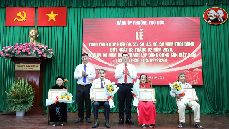 Phường Thủ Đức trao Huy hiệu Đảng đến 32 đảng viên 