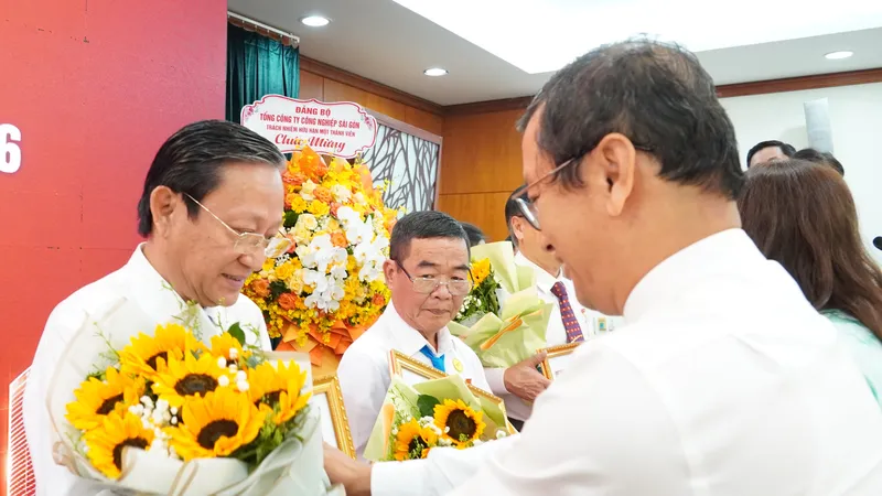 Họp mặt Kỷ niệm 96 năm Ngày thành lập Đảng và trao tặng Huy hiệu Đảng đến các đảng viên