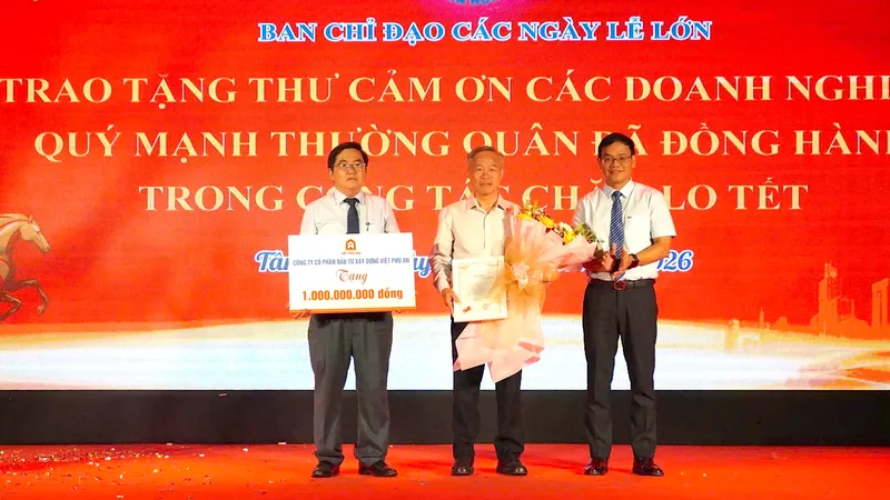 Công ty Cổ phần Đầu tư Xây dựng Việt Phú An ủng hộ quỹ chăm lo an sinh xã hội phường Tân Hưng