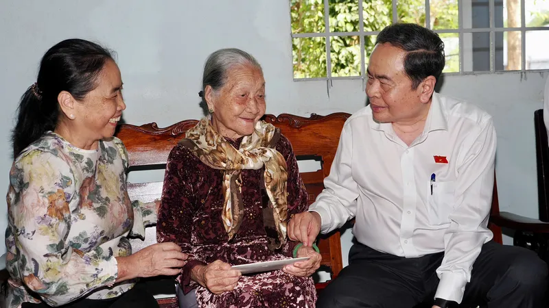Chủ tịch Quốc hội Trần Thanh Mẫn thăm Mẹ Việt Nam Anh hùng Nguyễn Thị Hảnh