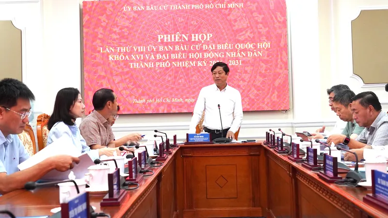 Đồng chí Võ Văn Minh, Chủ tịch HĐND TPHCM, Chủ tịch Ủy ban Bầu cử TPHCM phát biểu tại phiên họp