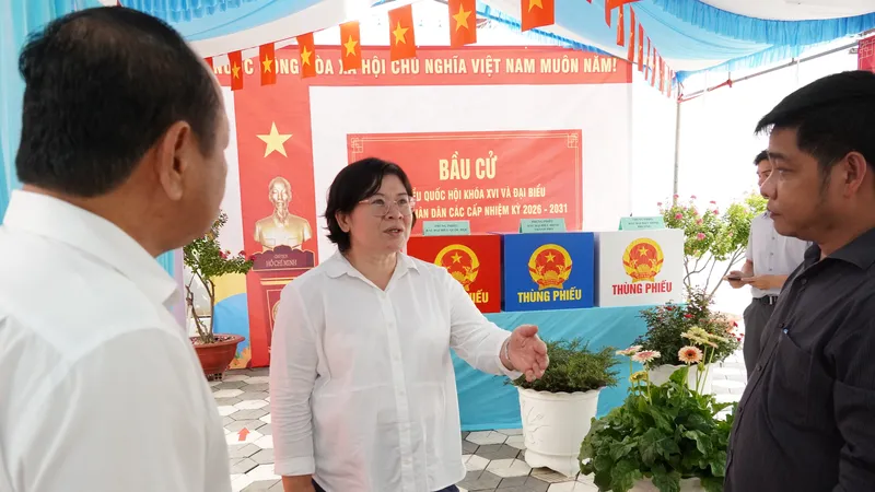 Phó Bí thư Thành ủy TPHCM Văn Thị Bạch Tuyết kiểm tra công tác chuẩn bị bầu cử