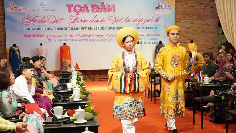 Áo dài - nhịp cầu văn hóa giữa Việt Nam và bạn bè quốc tế