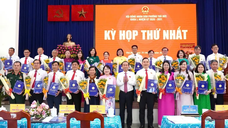 Phó Chủ tịch HĐND TPHCM Huỳnh Thanh Nhân trao chứng nhận đại biểu đến các ĐB HĐND phường Thủ Đức khoá I