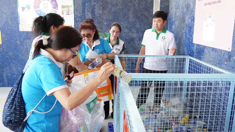 Đưa vào hoạt động trạm đổi rác nhận quà
