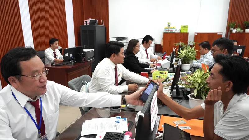 Công chức Trung tâm Phục vụ hành chính công phường Tam Bình tiếp và giải quyết thủ tục hành chính cho người dân