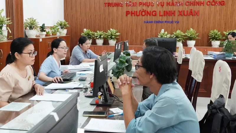 Công chức Trung tâm Phục vụ hành chính công phường Linh Xuân tiếp và giải quyết thủ tục hành chính của người dân, doanh nghiệp