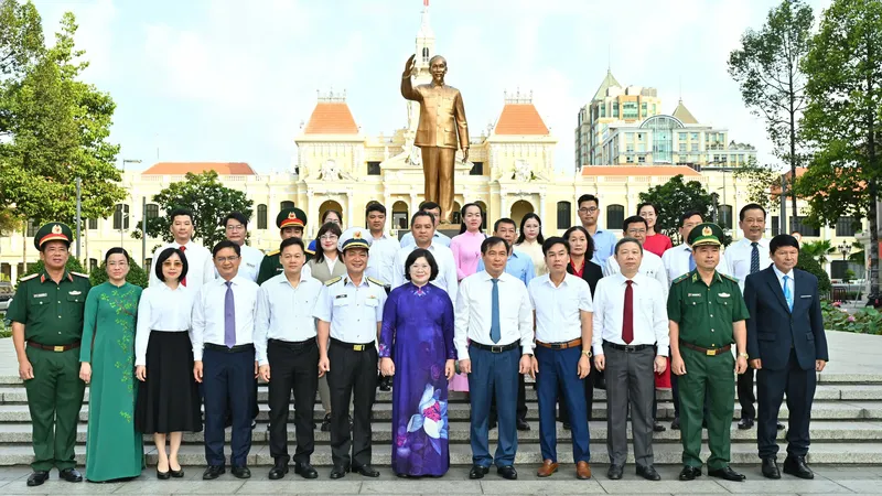 Đoàn đại biểu Trung ương và TPHCM dâng hoa tưởng nhớ Chủ tịch Hồ Chí Minh