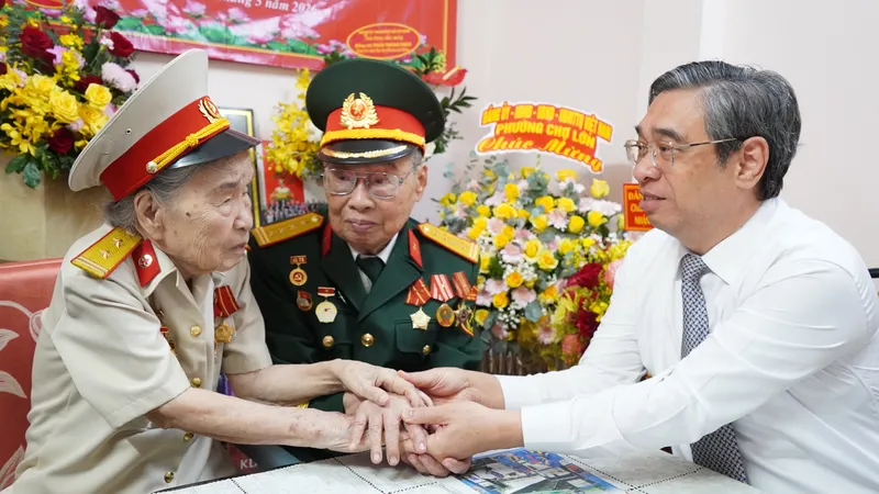 Đồng chí Nguyễn Phước Lộc trao Huy hiệu Đảng đến đảng viên lão thành