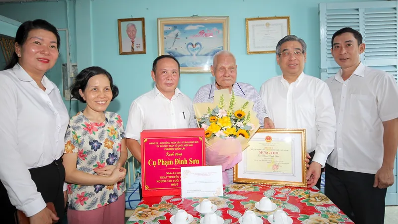 Lãnh đạo TPHCM thăm, chúc thọ người cao tuổi