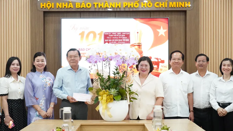 Phó Bí thư Thành ủy TPHCM Văn Thị Bạch Tuyết thăm, chúc mừng các cơ quan báo chí