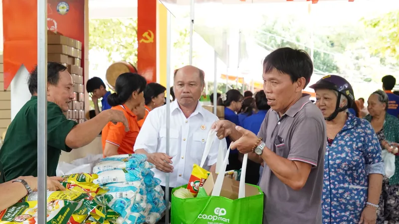 Nghĩa tình “Phiên chợ 0 đồng” ở phường Hiệp Bình