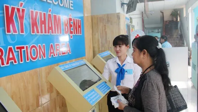 Nhân viên công tác xã hội bệnh viện quận Thủ Đức đang hướng dẫn cho người bệnh