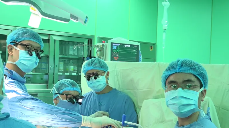 Các bác sĩ tiến hành phẫu thuật huật bắc cầu động mạch vành ít xâm lấn