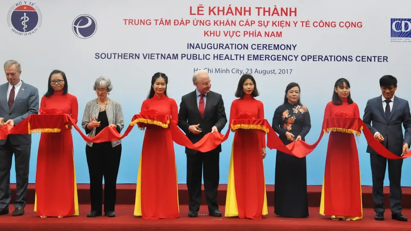 Các đại biểu dự lễ cắt băng khánh thành Trung tâm đáp ứng khẩn cấp sự kiện y tế công cộng (EOC) khu vực phía Nam