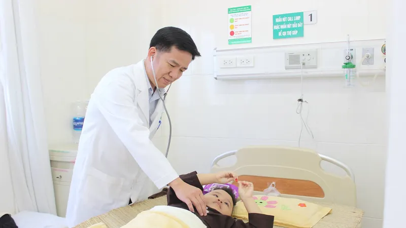 Bác sĩ đang khám cho bệnh nhi Phạm Đức Hậu