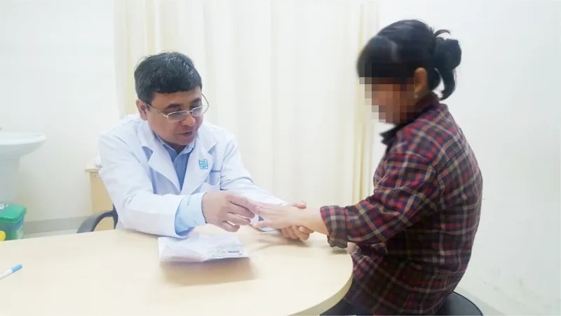 Bác sĩ đang khám cho bệnh nhân bị thoái hóa khớp