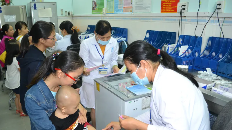 Trẻ tiêm chủng vaccine tại Viện Pasteur