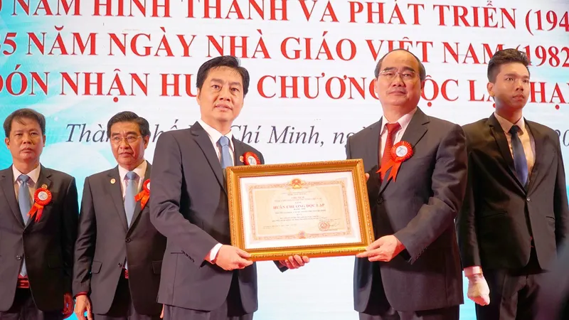 Ủy viên Bộ Chính trị, Bí thư Thành ủy TPHCM Nguyễn Thiện Nhân trao tặng Huân chương Độc lập Hạng Nhì cho tập thể Trường Đại học Y Dược