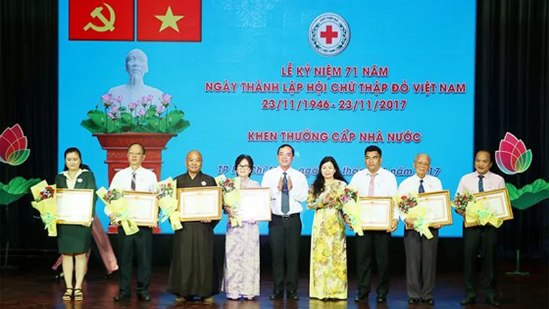 Các gương điển hình Hoa việc thiện năm 2017. Ảnh: HỒNG LỢI