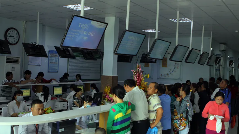 Người dân đăng ký khám chữa bệnh tại Bệnh viện quận Thủ Đức
