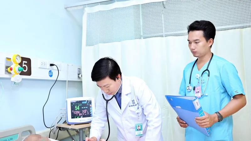 Bác sĩ Nguyễn Viết Hậu đang khám cho bệnh nhân