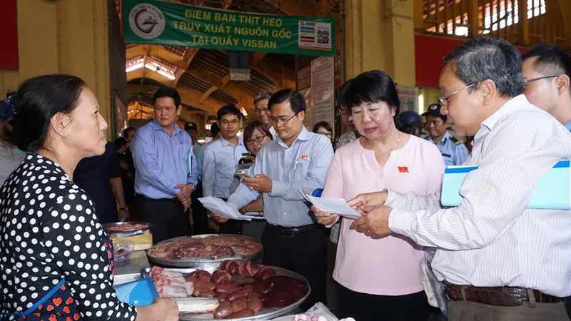 Lãnh đạo TPHCM kiểm tra an toàn thực phẩm tại chợ Bến Thành. Ảnh: HOÀNG HÙNG