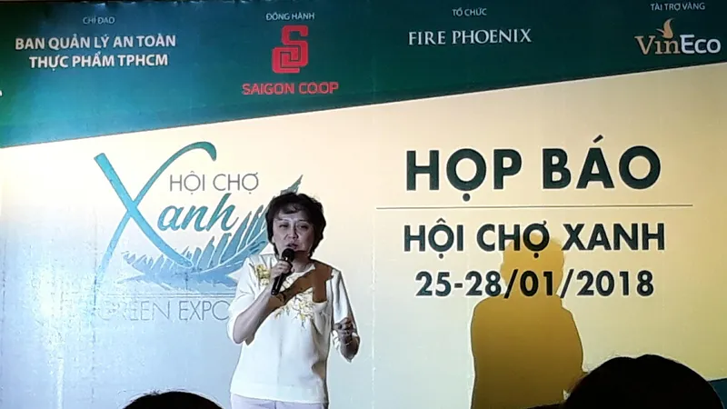 Bà Phạm Khánh Phong Lan, Trưởng ban Ban Quản lý ATTP cung cấp thông tin tại buổi họp báo