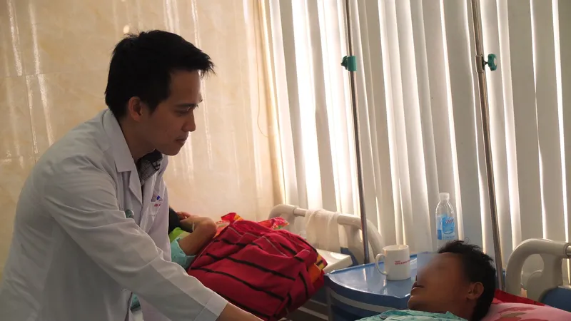 Bác sĩ đang chăm sóc và điều trị cho bệnh nhân