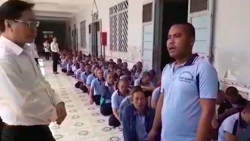Xúc động cảnh bệnh nhân tâm thần hát ca khúc tết tặng lãnh đạo TP đến thăm