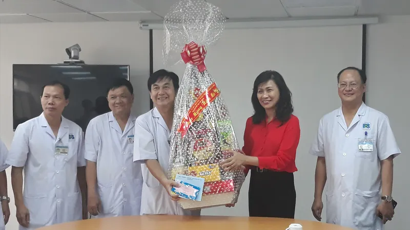 Phó Chủ tịch UBND TPHCM Nguyễn Thị Thu thăm và và chúc tết cán bộ, nhân viên Bệnh viện Ung bướu TPHCM