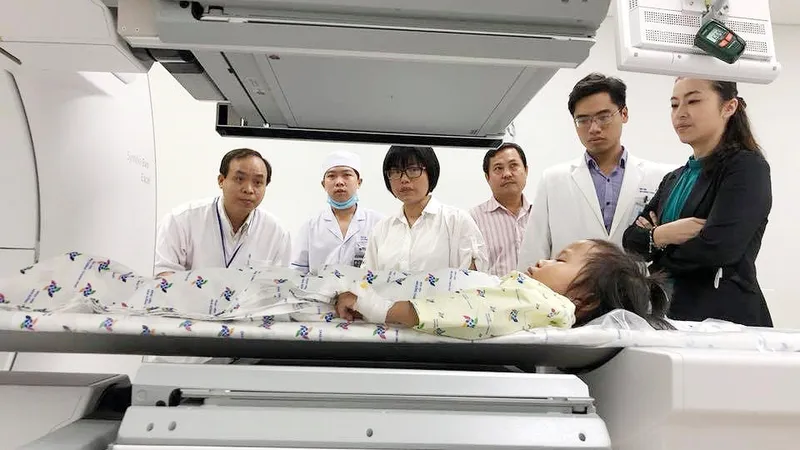 Các bác sĩ đang tiến hành xạ trị cho bệnh nhi