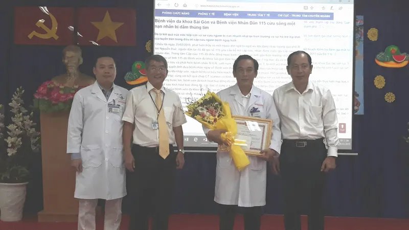 PGS.TS Tăng Chí Thượng (bìa phải) tặng bằng khen cho Bệnh viện Đa khoa Sài Gòn