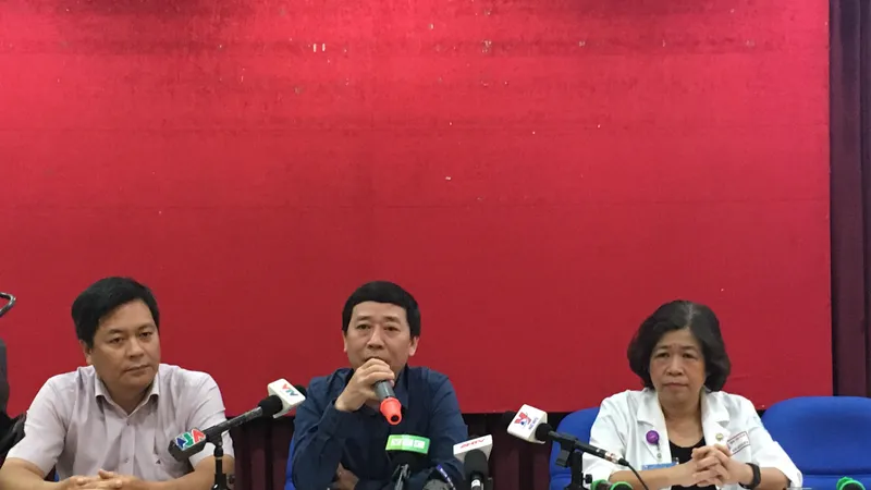 Ông Nguyễn Đức Vinh – Vụ trưởng Vụ Sức khỏe Bà mẹ và Trẻ em (giữa) đang trả lời tại buổi họp báo