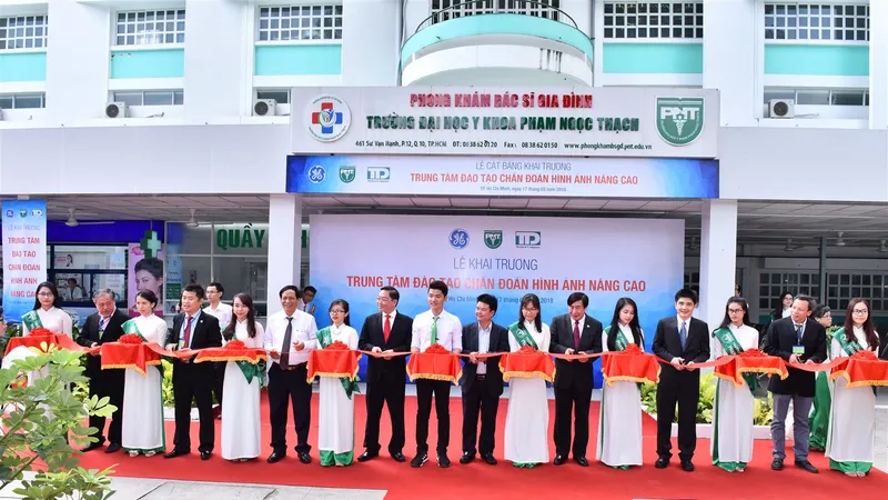 Các đại biểu tham dự lễ cắt băng khánh thành
