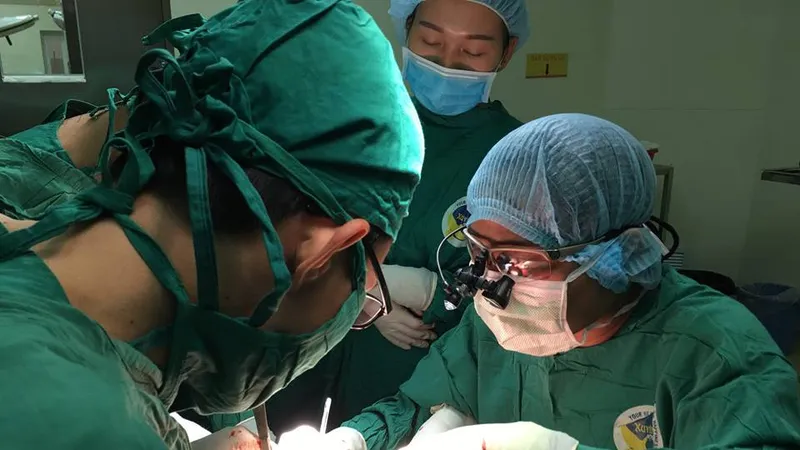 Các bác sĩ đang tiến hành phẫu thuật nối lại cẳng chân gần đứt lìa cho bệnh nhân