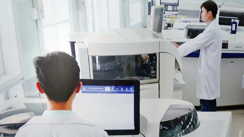 Các bác sĩ đang phân tích kết quả xét nghiệm tại bệnh viện Nhân dân Gia Định