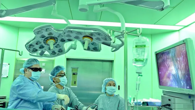 Các bác sĩ đang tiến hành nội soi loại bỏ khối u thận cho bệnh nhân