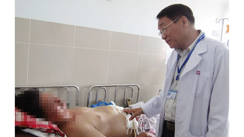 Bác sĩ đang thăm khám cho bệnh nhân