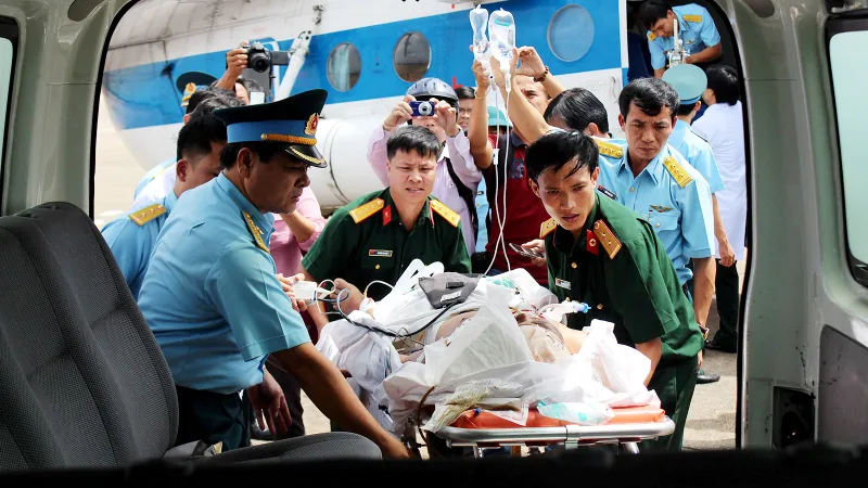 Đưa bệnh nhân từ Trường Sa về đất liền cấp cứu