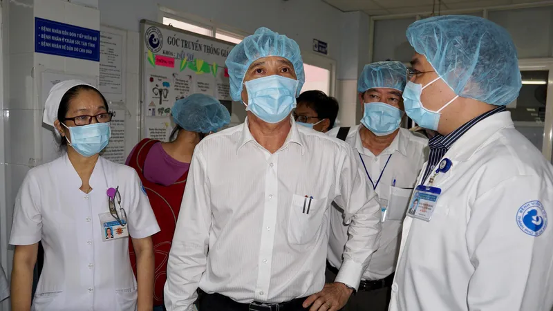  Bác sĩ Nguyễn Hữu Hưng, Phó Giám đốc Sở Y tế TPHCM (giữa) đi kiểm tra công khử khuẩn tại BV Từ Dũ. ẢNh: HOÀNG HÙNG