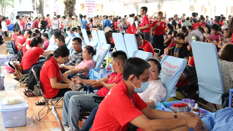 Đông đảo người dân hiến máu tình nguyện 