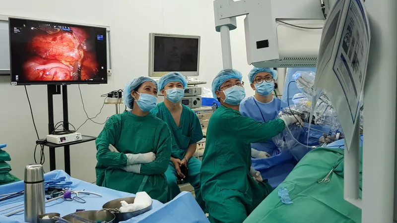 Các bác sĩ đang tiến hành phẫu thuật