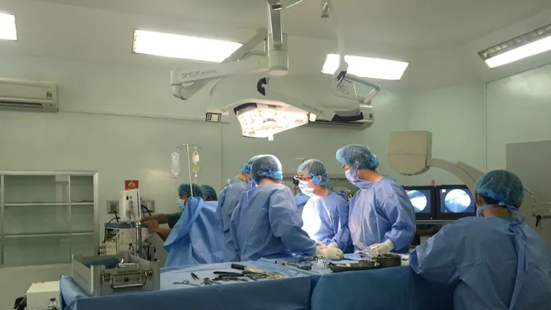 Các bác sĩ tiến hành phẫu thuật cho bệnh nhân