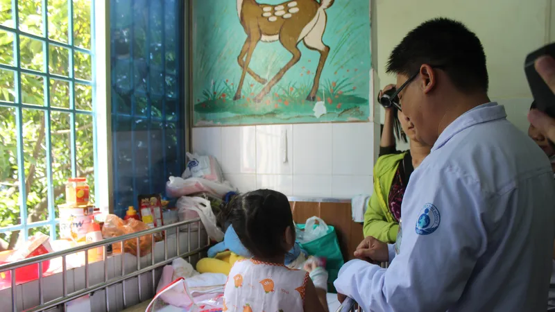 Bác sĩ đang thăm khám cho bệnh nhi